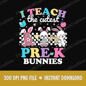 Könnte beinhalten: Schwarze Grafik mit dem Text "I TEACH the cutest PRE-K BUNNIES" in bunten Buchstaben. Drei Cartoon-Hasen halten ein Ei, eine Glühbirne und einen Bleistift. Das Bild enthält ein Buch, Sterne und einen Apfel. Der untere Banner lautet "300 DPI PNG FILE • INSTANT DOWNLOAD".