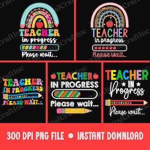 Może przedstawiać: Kolekcja pięciu cyfrowych projektów na czarnym tle, każdy z tekstem "Teacher in Progress" z grafiką tęczy, jabłka i ołówka. Fraza "Please wait..." jest również zawarta w każdym projekcie. Na dole obrazu widnieje napis "300 DPI PNG FILE • INSTANT DOWNLOAD."