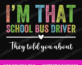 Puede incluir: Un diseño gráfico sobre fondo negro con el texto multicolor desgastado I'M THAT SCHOOL BUS DRIVER, un icono de corazón blanco y el texto en cursiva blanca They told you about, con una franja inferior que indica 300 DPI PNG FILE INSTANT DOWNLOAD.