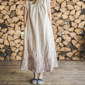 Maxi abito di lino con stampa floreale di lavanda, abito estivo di lino biologico a maniche corte, prendisole di lino romantico, abito da ospite di nozze /RASA