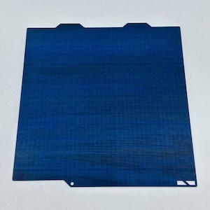 Könnte beinhalten: Ein blaues, strukturiertes Druckbett für einen 3D-Drucker.