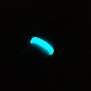 Blauwe glow in the dark-ring - lichtgevende unisex glow-ring - blauw fluorescerend in het donker en blauw gekleurd in het licht - rond model