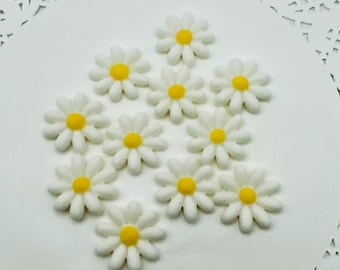 Daisy Fondant Cake Topper: Handmade Flower Decorations