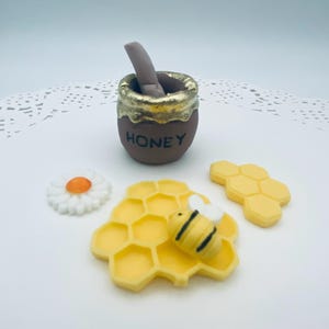 Fondant bees/honeycomb flower topper/bees cake decoration/honey jar bumble bee topper/cupcake decorations