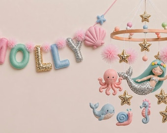 パーソナライズされたマーメイドオーシャンベビーモビール＆ベビーネームバナーガーランドセット、シーワールドベビーベッドモビール、海の生き物モビール、海の動物、航海