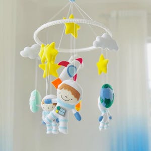 Astronaut Baby Mobile Baby Shower Gift Space Nursery Decor Felt Crib mobile Handmade Baby Mobile Space baby mobile Planet Felt Decor