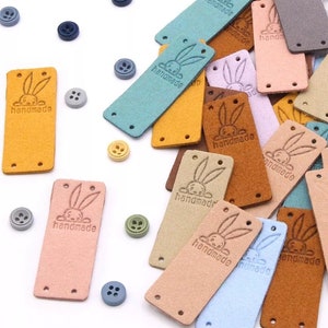 Pack of 20 folded labels made of faux leather with rabbits & handmade print