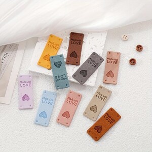 BESTSELLER - Etichette in similpelle - Set colorato 'Made with LOVE' | Perfetto per articoli fatti a mano | Etichette di alta qualità per maglieria, cucito, artigianato