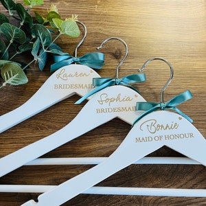 Personalised bridesmaid hangers - maid of honour handlers - bride wooden hanger - WITH BAR - Bridesmaid wooden hangers