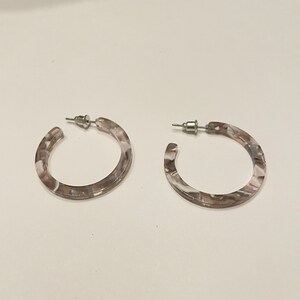 Mini Huggie Schildkröte Muschel Ohrringe, Schildkröte Muschel Ohrringe, Minimalistische zierliche Hoop Ohrringe, Acetat Ohrringe, Resin Hoop Ohrringe
