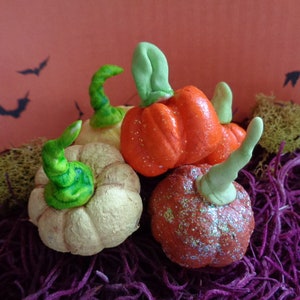 Folk ArtSpun Cotton  5 Tiny Tots  Funky Pumpkins Primitive Halloween Mixed Bright Orange OOAK