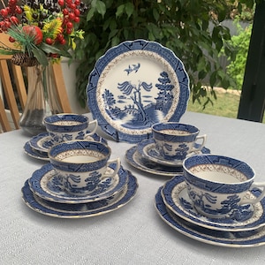 Booths Real Old Willow Tea Set – 4‑Person Vintage Blue Willow China – Cups, Saucers, Plates & Cake Plate – 1930s English Transferware