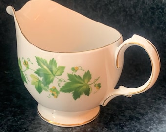 Kremówka z porcelany kostnej Queen Anne, Anglia, lata 60. XX wieku, złote wykończenie w kształcie liści i kwiatów