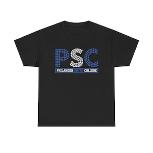 Pode incluir: Camiseta preta com um logotipo "PSC" branco e azul, que representa o Philander Smith College.