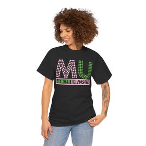 Camiseta unisex de algodón grueso de la Universidad Mercer, camiseta rosa y verde para chicas guapas - Regalos de hermandad