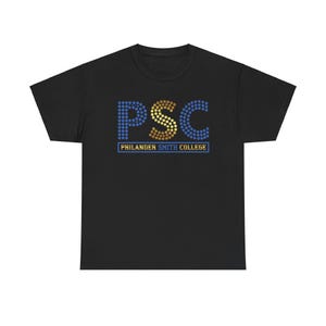 Pode incluir: Camiseta preta com um logotipo "PSC" azul e dourado, que representa o Philander Smith College.