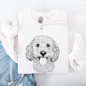 Puede incluir: Camiseta blanca con un dibujo en blanco y negro de un perro caniche en la parte delantera.