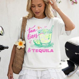 Camiseta con estampado de líneas de bronceado y tequila, lista para la playa con margaritas, vacaciones, sol y diversión veraniega. Colores cómodos. White