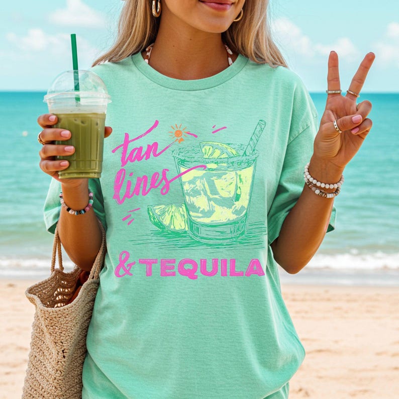 Camiseta con estampado de líneas de bronceado y tequila, lista para la playa con margaritas, vacaciones, sol y diversión veraniega. Colores cómodos. Island Reef Green
