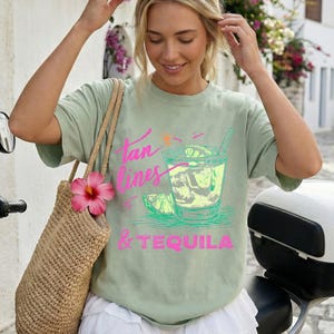 Camiseta con estampado de líneas de bronceado y tequila, lista para la playa con margaritas, vacaciones, sol y diversión veraniega. Colores cómodos. Bay Sage