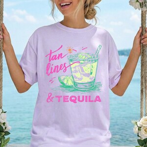Camiseta con estampado de líneas de bronceado y tequila, lista para la playa con margaritas, vacaciones, sol y diversión veraniega. Colores cómodos. Orchid