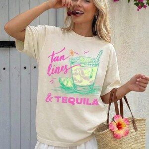 Camiseta con estampado de líneas de bronceado y tequila, lista para la playa con margaritas, vacaciones, sol y diversión veraniega. Colores cómodos. Ivory Cream