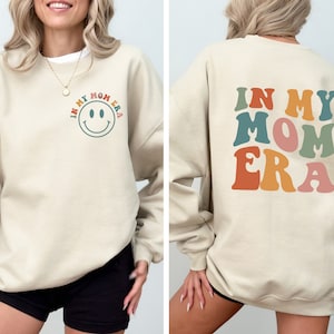 In My Mom Era スウェットシャツ、ママフロント＆バック、ママスウェットシャツ、Mom Era コンフォートカラー、新米ママへのギフト、ママの誕生日プレゼント、ママシャツ、ママシャツ