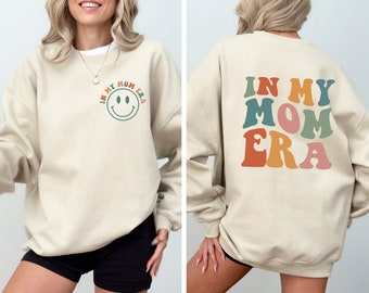 In My Mom Era Sweatshirt, Mama vorne & hinten, Mama Sweatshirt, Mama Ära Komfort Farben, neue Mama Geschenk, Mama Geburtstagsgeschenk, Mama Shirt, Mama Shirt