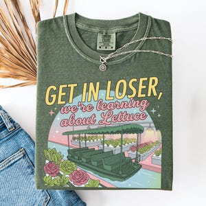 T-shirt Comfort Colors « Get In Loser Magical Journey », T-shirt graphique ludique Future Land, T-shirt rétro esthétique pour un voyage dans un parc d'attractions, T-shirt tendance oversize