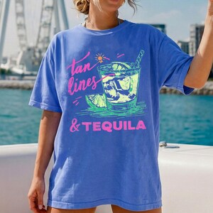 Camiseta con estampado de líneas de bronceado y tequila, lista para la playa con margaritas, vacaciones, sol y diversión veraniega. Colores cómodos. Flo Blue