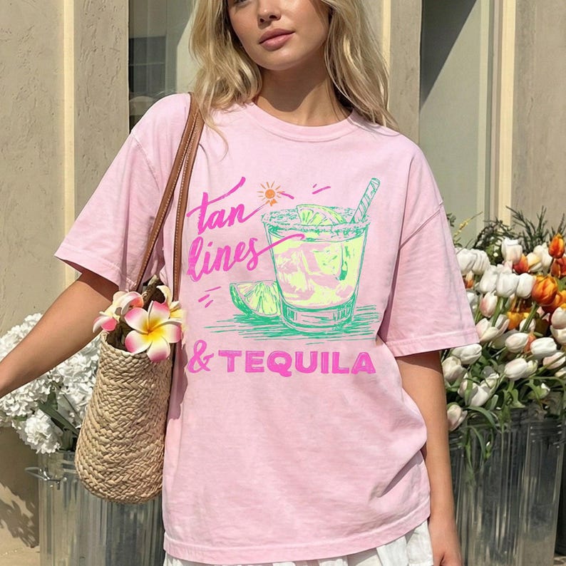 Camiseta con estampado de líneas de bronceado y tequila, lista para la playa con margaritas, vacaciones, sol y diversión veraniega. Colores cómodos. Blossom Soft Pink