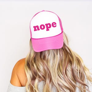 Nej, fräck, rolig, knallrosa snapback-keps