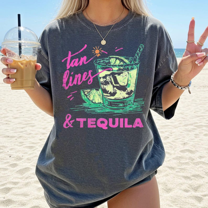 Camiseta con estampado de líneas de bronceado y tequila, lista para la playa con margaritas, vacaciones, sol y diversión veraniega. Colores cómodos. Pepper Dark Gray