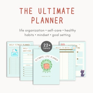 Op de afbeelding: Een set printbare plannerpagina's met een lichtblauwe achtergrond en schattige cartoondieren. De pagina's bevatten secties voor dagelijkse fitness, dagelijkse dankbaarheid, films om te kijken en tijdsplanning. De tekst "The Ultimate Planner" en "22+ Topics" is ook inbegrepen.