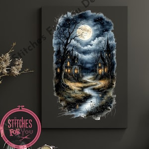 Könnte beinhalten: Leinwanddruck mit einer gruseligen Nachtszene mit Vollmond, Fluss und zwei beleuchteten Häusern. Das Kunstwerk hat eine dunkle, atmosphärische Anmutung mit einer Farbpalette aus Blau-, Grau- und Gelbtönen. Der Druck ist rechteckig und auf einem dunkelgrauen Hintergrund montiert.