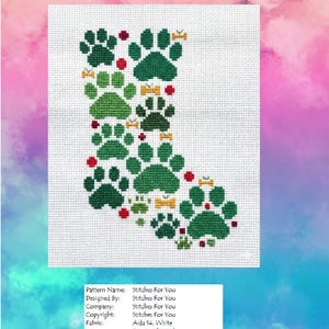 Puede incluir: Patrón de punto de cruz con un diseño de calcetín lleno de huellas de patas verdes, puntos rojos y pequeñas formas de hueso amarillas. El texto "Stitches For You Designs" y "Bring Your Idea To Reality" está en la parte superior.
