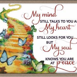 Puede incluir: Un camino de ladrillos amarillos con mariposas conduce a una cita sobre la paz. La cita dice: "Mi mente todavía te habla y mi corazón todavía te busca, pero mi alma sabe que estás en paz."