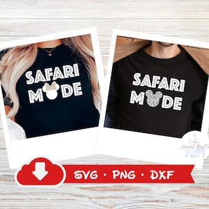K&ouml;nnte beinhalten: Zwei schwarze T-Shirts mit wei&szlig;em Text, der "Safari Mode" lautet, und einem Mickey-Maus-Kopf mit Schleife. Der Mickey-Maus-Kopf auf dem linken T-Shirt hat eine goldene Glitzer-Schleife, und der Mickey-Maus-Kopf auf dem rechten T-Shirt hat einen schwarz-wei&szlig;en Tierdruck.
