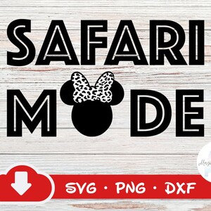 K&ouml;nnte beinhalten: Schwarzwei&szlig;es Grafikdesign mit dem Text "SAFARI MODE" in fetten, umrandeten Buchstaben. Eine schwarze Silhouette von Mickeys Kopf mit einer Schleife im Leopardenmuster ist zwischen den W&ouml;rtern zentriert.