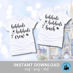Op de afbeelding: Twee witte t-shirts met zwarte tekst. Eén zegt "bibbidi bobbidi crew" met een toverstaf en diamant. De andere zegt "bibbidi bobbidi bach" met een toverstaf en diamant. De shirts zijn voor een groep of evenement.