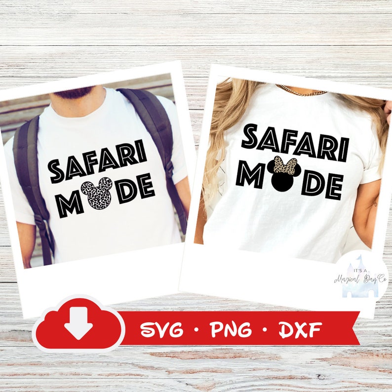 K&ouml;nnte beinhalten: Zwei wei&szlig;e T-Shirts mit schwarzem Text, der "Safari Mode" lautet, und einem schwarzen und wei&szlig;en Leoparden-Mickey-Mouse-Kopf. Die T-Shirts befinden sich auf einem wei&szlig;en Holzgrund.