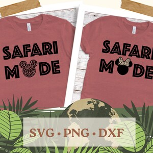 K&ouml;nnte beinhalten: Zwei rote T-Shirts mit dem Text "Safari Mode" in Schwarz. Das linke Shirt zeigt einen schwarzen Mickey Mouse Kopf mit einem Leopardenmuster. Das rechte Shirt zeigt einen schwarzen Mickey Mouse Kopf mit einer schwarzen Schleife und Leopardenohren. Die Shirts befinden sich vor einem Hintergrund aus gr&uuml;nen Bl&auml;ttern und einem Globus mit Tarnmuster.