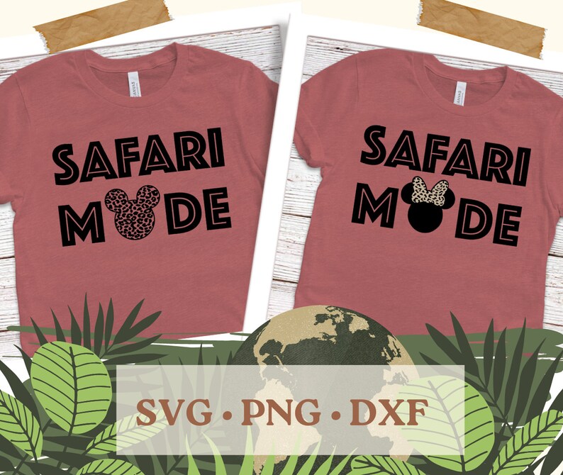 K&ouml;nnte beinhalten: Zwei rote T-Shirts mit dem Text "Safari Mode" in Schwarz. Das linke Shirt zeigt einen schwarzen Mickey Mouse Kopf mit einem Leopardenmuster. Das rechte Shirt zeigt einen schwarzen Mickey Mouse Kopf mit einer schwarzen Schleife und Leopardenohren. Die Shirts befinden sich vor einem Hintergrund aus gr&uuml;nen Bl&auml;ttern und einem Globus mit Tarnmuster.