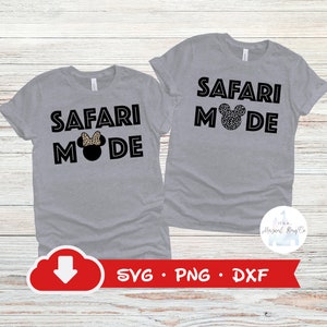K&ouml;nnte beinhalten: Zwei graue T-Shirts mit schwarzem Text, der "Safari Mode" lautet, und einem schwarzen und wei&szlig;en Mickey-Maus-Kopf mit einem Leopardenmuster-Schleife. Der Mickey-Maus-Kopf befindet sich auf dem linken Shirt und das rechte Shirt hat einen Mickey-Maus-Kopf mit Leopardenmuster.