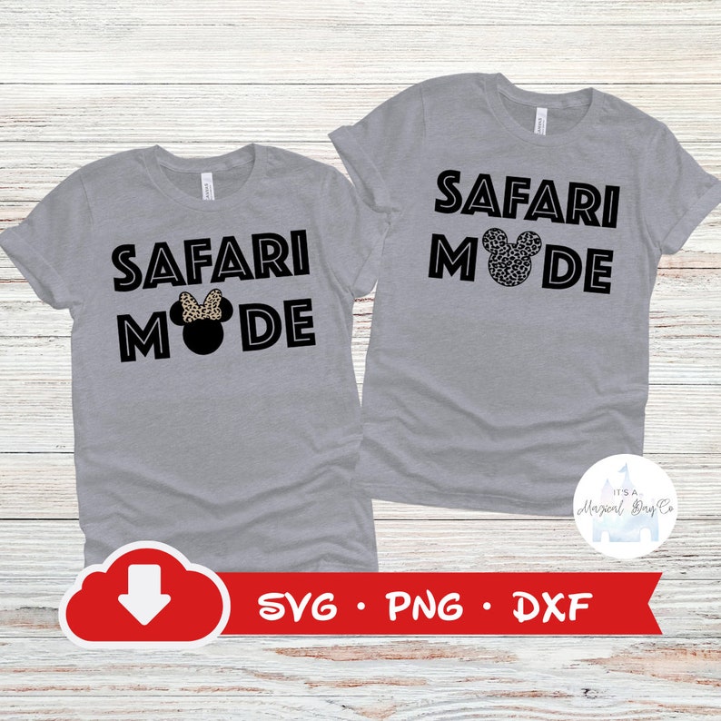 K&ouml;nnte beinhalten: Zwei graue T-Shirts mit schwarzem Text, der "Safari Mode" lautet, und einem schwarzen und wei&szlig;en Mickey-Maus-Kopf mit einem Leopardenmuster-Schleife. Der Mickey-Maus-Kopf befindet sich auf dem linken Shirt und das rechte Shirt hat einen Mickey-Maus-Kopf mit Leopardenmuster.