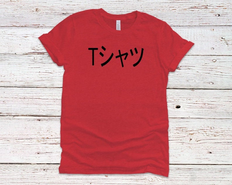 May include: Red t-shirt with the Japanese text "T-シャツ" printed in black on the front.