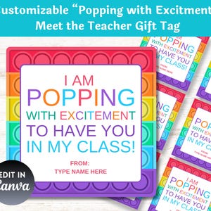 Może przedstawiać: Konfigurowalny tag na prezent dla nauczyciela z tekstem "I AM POPPING WITH EXCITEMENT TO HAVE YOU IN MY CLASS!" w kolorowym wzorze. Tag został zaprojektowany tak, aby wyglądał jak zabawka pop-it, z miejscem na dodanie imienia.