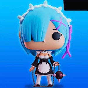 Może przedstawiać: Figurkę anime z niebieskimi włosami, ubraną w biało-czarną sukienkę pokojówki, trzymającą kolczastą kulę na łańcuchu. Figurka ma duże oczy i różową opaskę na głowie.