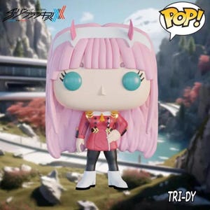 Może przedstawiać: Figurka winylowa Funko Pop! przedstawiająca postać z różowymi włosami, turkusowymi oczami i czerwono-złotym strojem. Figurka ma białą opaskę na głowę i małe różowe rogi. Słowo "POP!" znajduje się w dymku. Figurka stoi na tle rozmytego tła zewnętrznego.