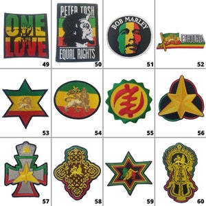 Könnte beinhalten: Eine Sammlung gestickter Aufnäher mit Rastafari- und äthiopischen Themen. Designs umfassen Bob Marley, Peter Tosh, die äthiopische Flagge und den Satz "One Love". Verschiedene Formen und Größen mit grünen, gelben und roten Farben.